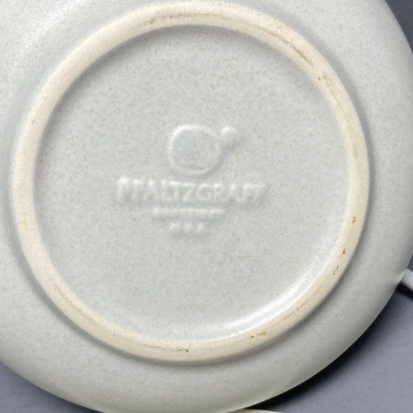 Vintage Pfaltzgraff Yorktowne Gravy Sauce Boat and Underplate Drip Tray Plate - Picture 10 of 11